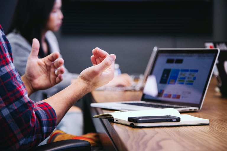 Un builder au travail aux côtés d'une équipe cliente