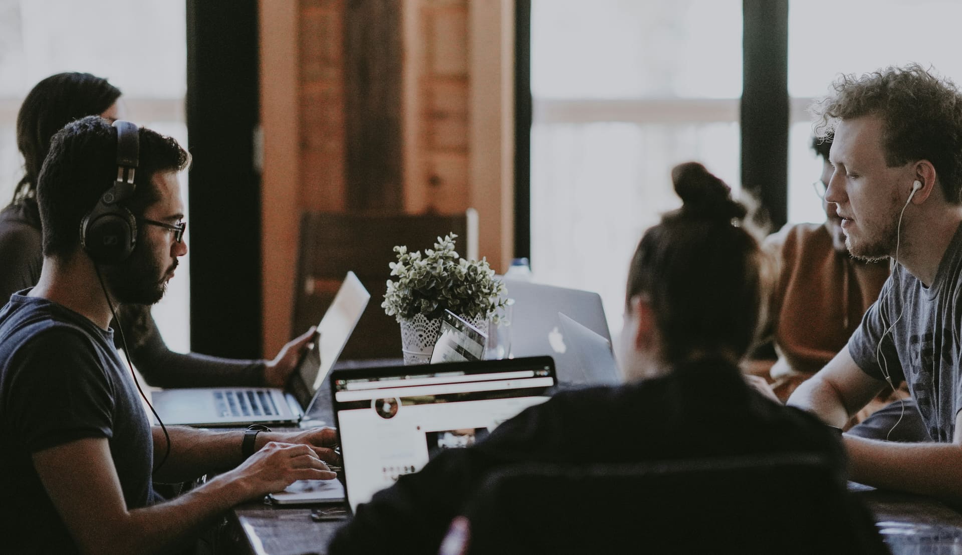 Un opérateur à son bureau dans un back-office industriel